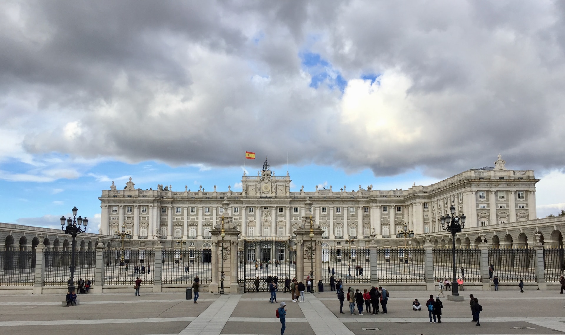 La Grandeza del Palacio Real de Madrid: Explorando el Salón del Trono y la Real Armería Playas en el mundo